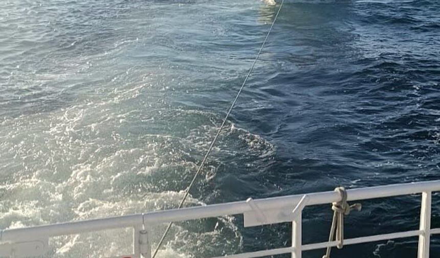 Beylikdüzü açıklarında makine arızası nedeniyle sürüklenen tekne kurtarıldı