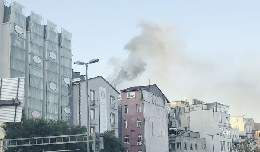 Beyoğlu’nda iş yeri yangını söndürüldü
