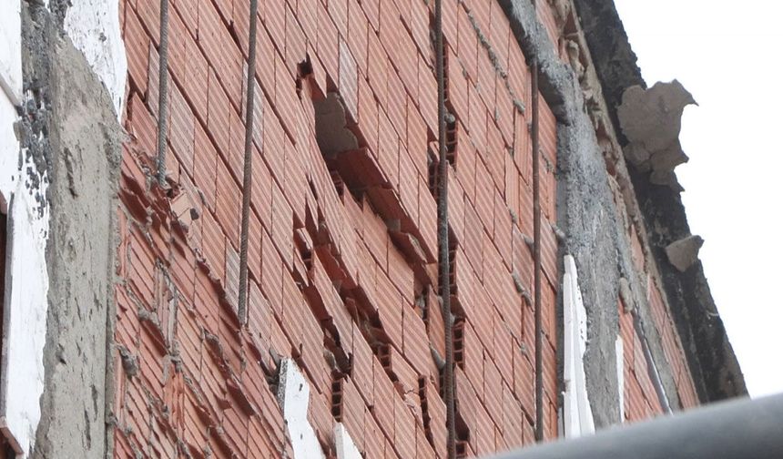 Zeytinburnu’nda yıkım paniği: Önce yatak odası, ardından banyonun duvarı çöktü