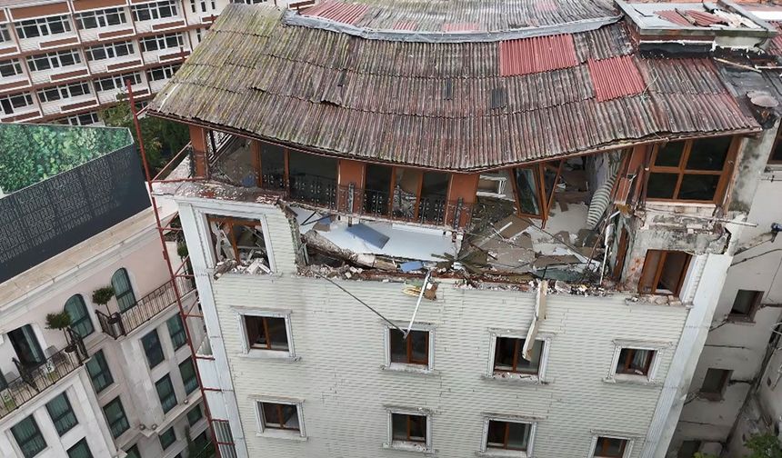 Fatih’te yıkım kararı verilen otelin çatısı çöktü: Araçlar hasar gördü