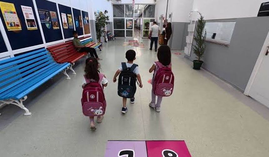Çocukların sırt sağlığı tehlikede! Uzmanından okul çantası uyarısı