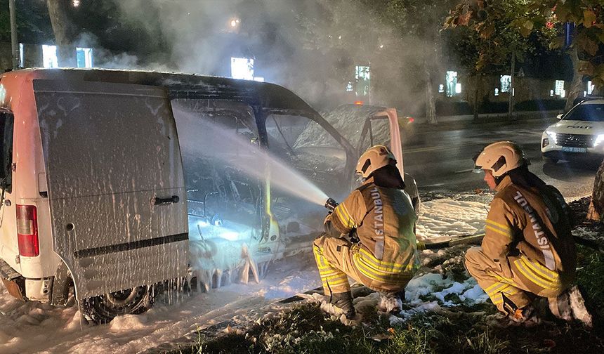 Dolmabahçe Sarayı'nın önünde hafif ticari araç alevlere teslim oldu