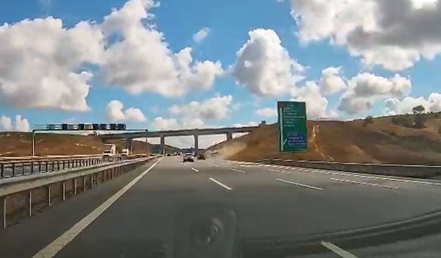 Kuzey Marmara Otoyolu tırın dorsesi koparak şarampole yuvarlandı