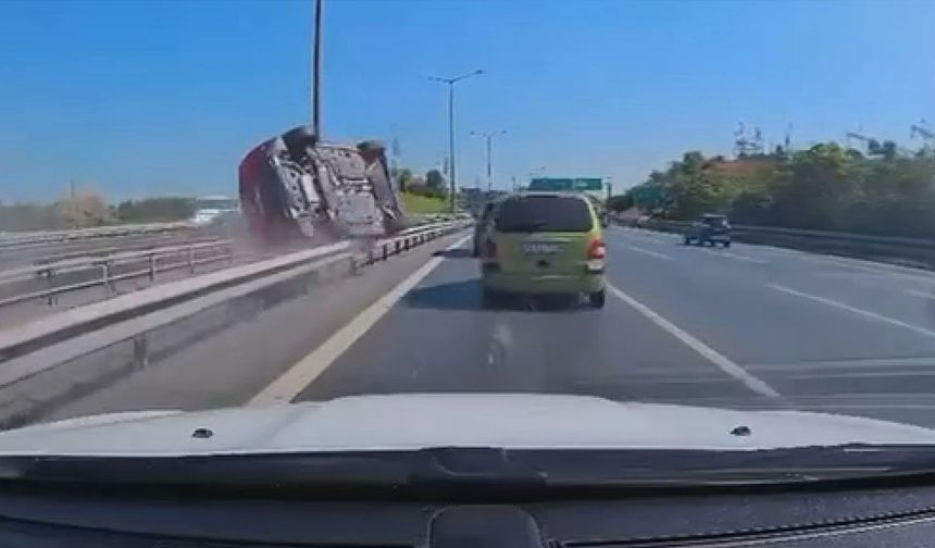 Eyüpsultan'da otomobil bariyere çarparak devrildi; kaza kamerada