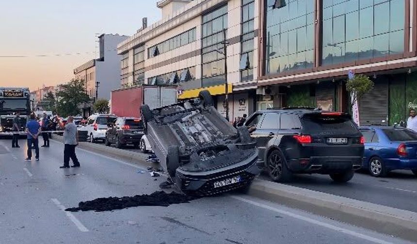 Sürücüsünün direksiyon hakimiyetini kaybettiği otomobil takla attı