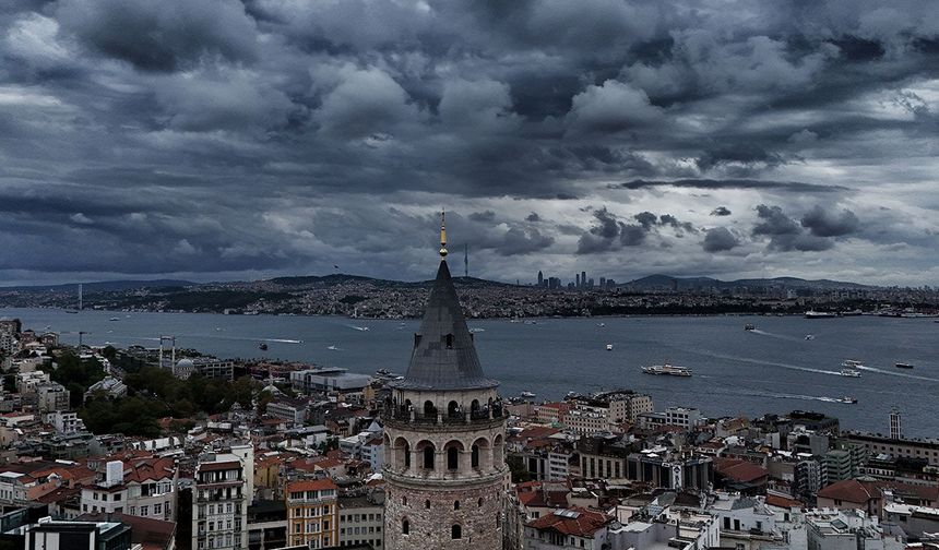 İstanbul’da gökyüzü griye büründü: Tarihi Yarımada böyle görüntülendi