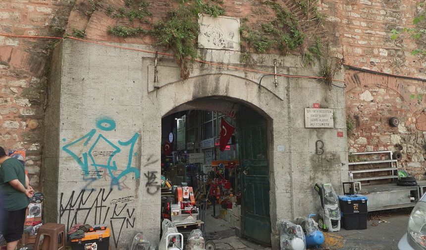 Tarihi Galata Bedesteni’nin duvarları grafitilerle kaplandı