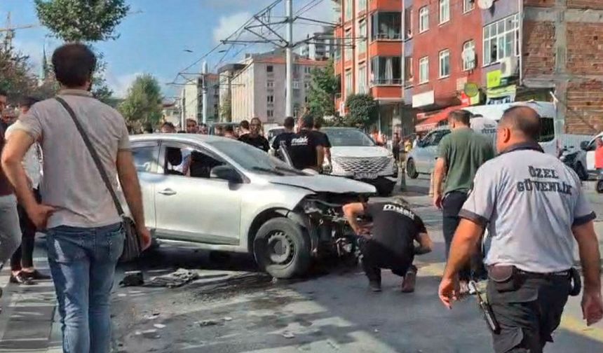 Güngören’de otomobil kaldırıma çıktı
