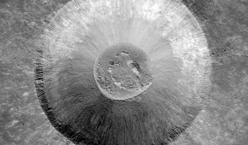 NASA uzay aracı Ay'da devasa yeni bir krater keşfetti