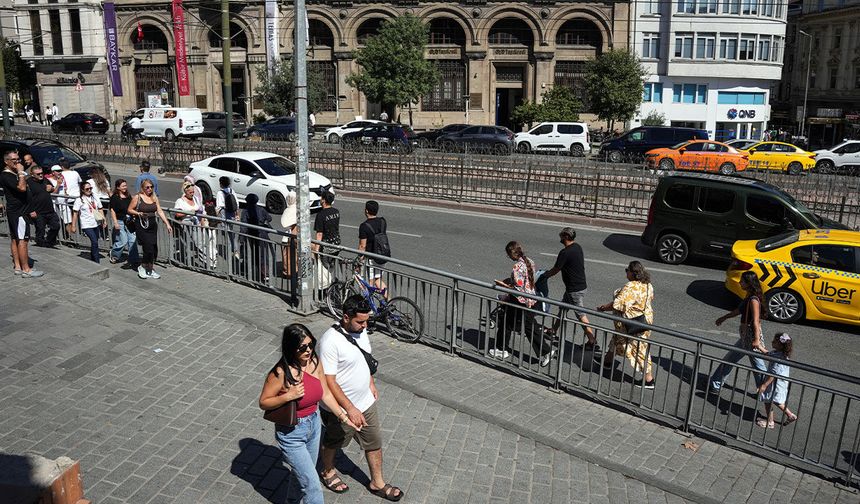 Karaköy'de yayaların “kısa yol” mücadelesi: Bariyerleri aşarak geçiyorlar