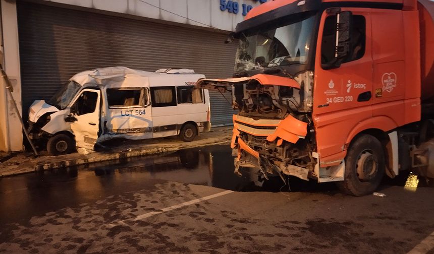 Ümraniye’de servis minibüsü ile atık kamyonu çarpıştı