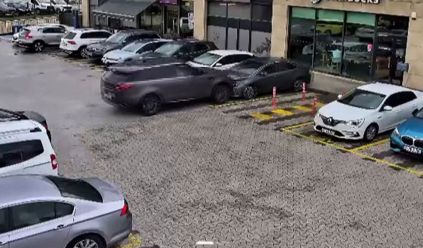 Çekmeköy’de faciadan dönüldü: Cip otomobille birlikte kafeye girdi