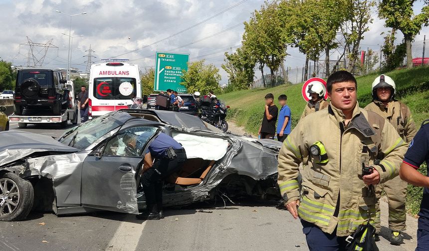 Sancaktepe’de trafik kazası: Araç bariyerlere çarpıp takla attı
