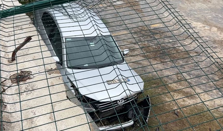 Zeytinburnu’nda otoparkta korkutan kaza: Otomobil 3 metreden aşağı düştü