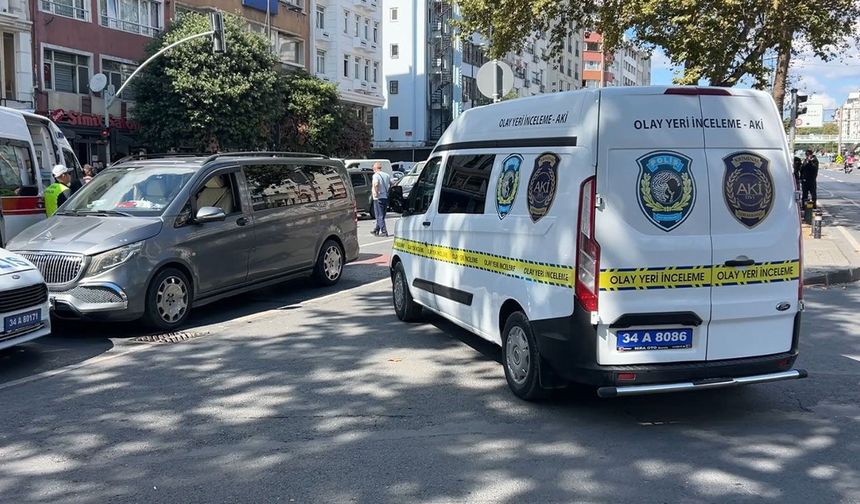 Yolun karşısına geçmek isterken iki aracın arasında kaldı