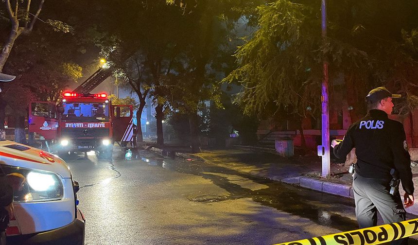 Bakırköy’de 4 katlı metruk binanın çatısı alevlere teslim oldu