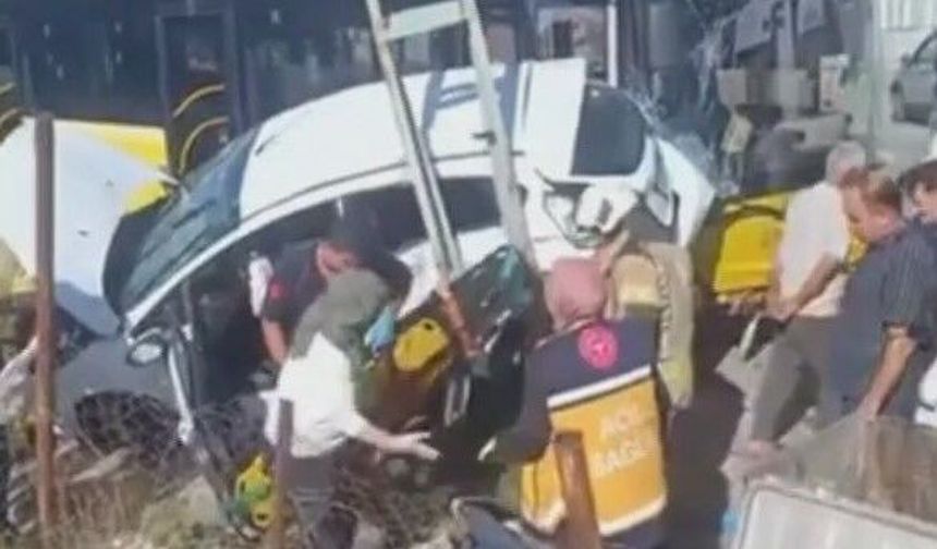 İETT otobüsü ile otomobil çarpıştı: 1'i bebek 4 yaralı