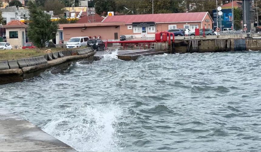 Sarıyer’de kuvvetli rüzgar etkili oldu: Denizde dalgalar oluştu