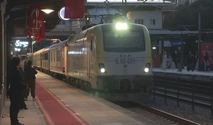 Tarihi 'Orient Express' treni 70'ten fazla yolcusuyla İstanbul'a geldi