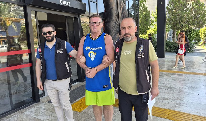 Alanya’da tepki çeken olay: Türk bayrağına tükürdü