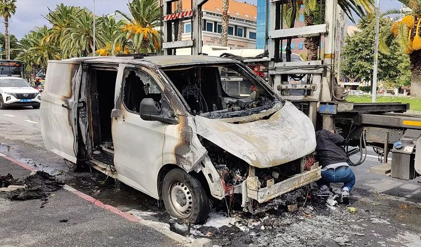 Fatih'te seyir halindeki minibüste çıkan yangın söndürüldü