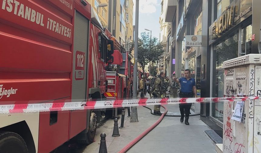 Şişli'de yangın paniği: Pencereden atlayan kişi yaralandı