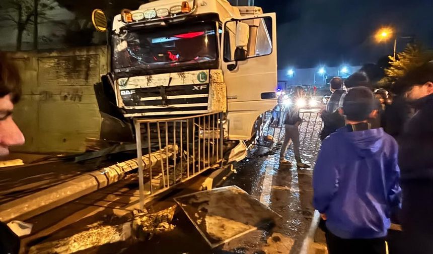 Arnavutköy'de seyir halindeki TIR, otobüs durağına daldı