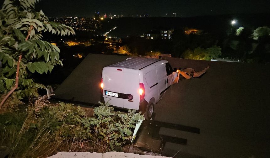 Kontrolden çıkan araç evin çatısına uçtu