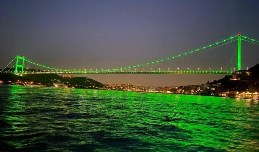 Fatih Sultan Mehmet Köprüsü ve Çamlıca Kulesi yeşil ışıklar ile aydınlatıldı