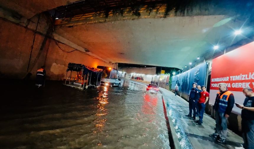 Beşiktaş Zincirlikuyu alt geçidini su bastı, Büyükdere Caddesi göle döndü