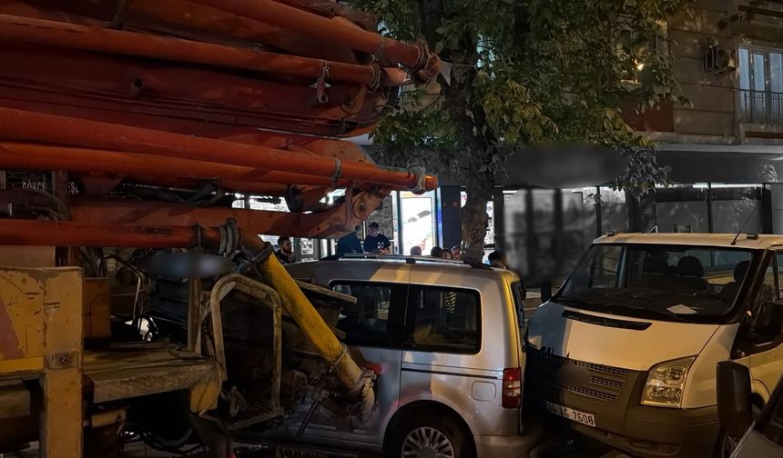 Avcılar'da el freni çekilmeyen beton pompası dehşet saçtı: 7 araç hasar aldı