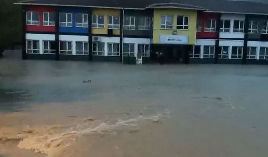 Arnavutköy’de dere taştı, okulu su bastı