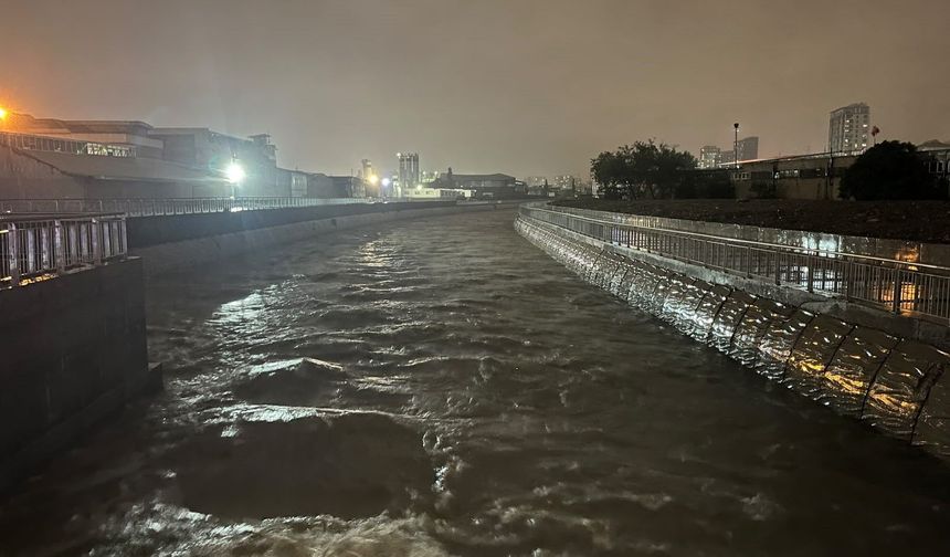 Küçükçekmece'de Ayamama Deresi taşma noktasına geldi