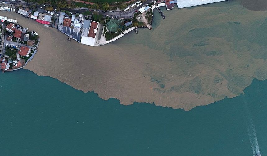 Yağmur sonrası İstanbul Boğazı çamura bulandı