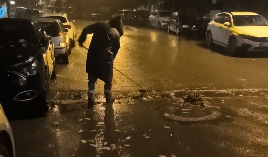 Kartal Belediyesi ekipleri şiddetli yağış ve fırtınaya karşı sahada