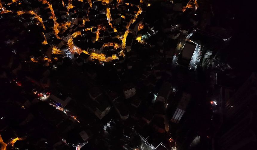 Enkaz kaldırma çalışması araçların farlarıyla aydınlatıldı