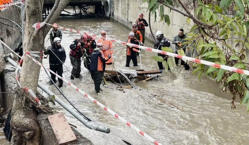Ayazağa’da sel felaketi sonucu kaybolan 3 kişiyi arama kurtarma çalışmaları sürüyor
