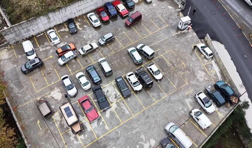 Ayazağa’da selde sürüklenip otoparka çekilen araçlar havadan görüntülendi