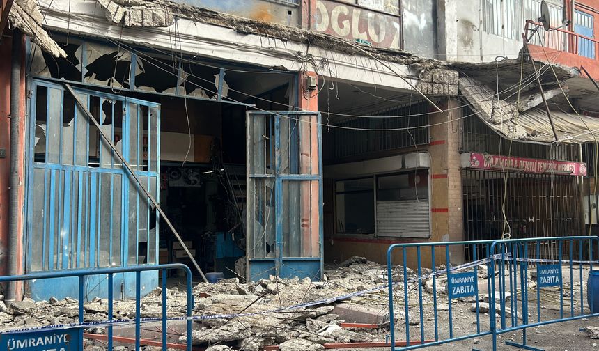 Sanayi sitesinde balkon çöktü: 3 yaralı