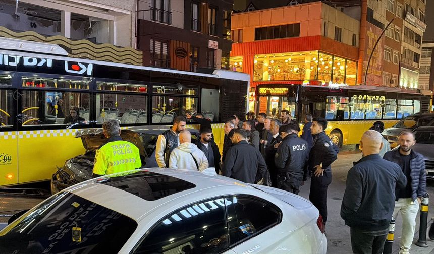 Küçükçekmece'de otomobil minibüse çarptı: 2 yaralı