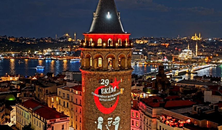 Cumhuriyet’in 103 yıllık ışığı Galata Kulesi’ni aydınlattı