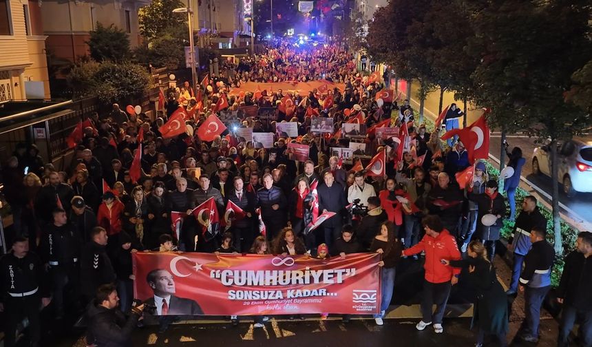 Büyükçekmece'de Cumhuriyet coşkusu fener alayıyla yaşandı