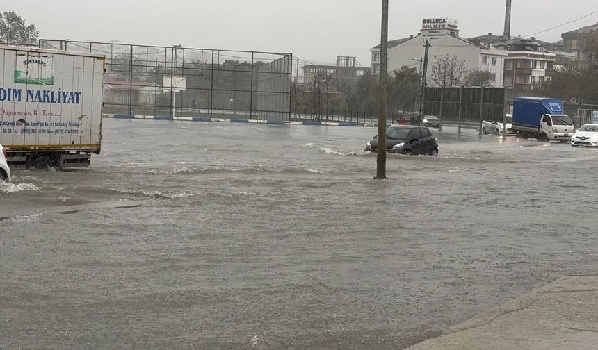 Arnavutköy'de dere taştı, yollar su altında kaldı