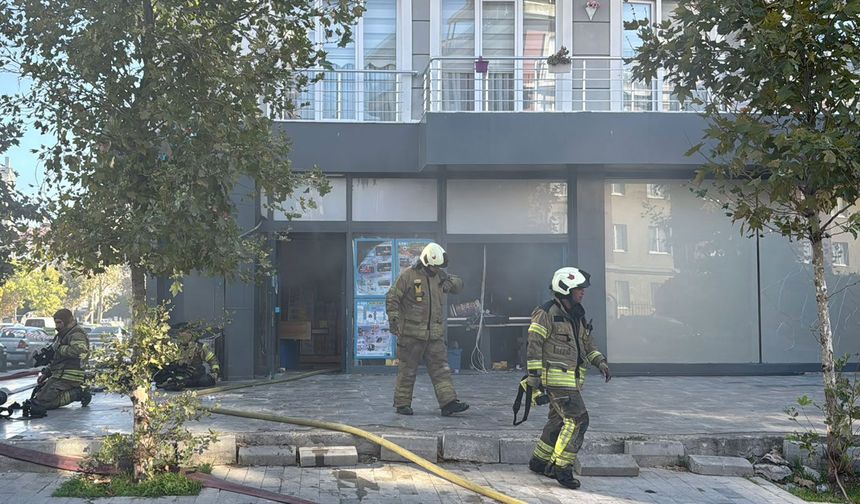Büyükçekmece’de marketin deposunda yangın