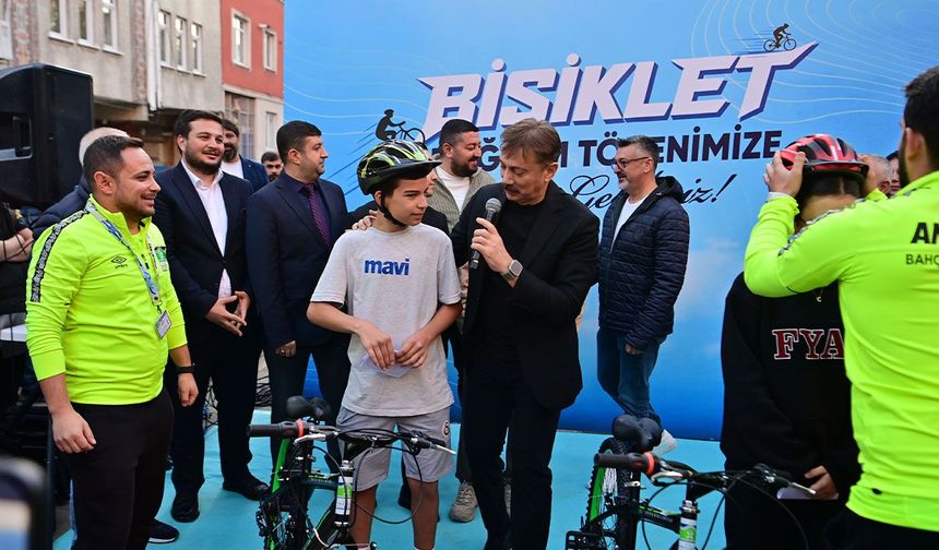 Bahçelievler’de 100 çocuğa bisiklet hediye edildi