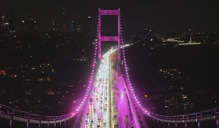 Fatih Sultan Mehmet köprüsü pembe ışıkla aydınlatıldı