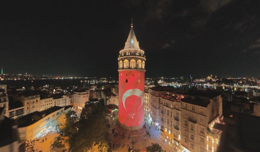 İstanbul'un 103. kurtuluş yıl dönümünde Galata Kulesi Türk bayrağıyla aydınlatıldı