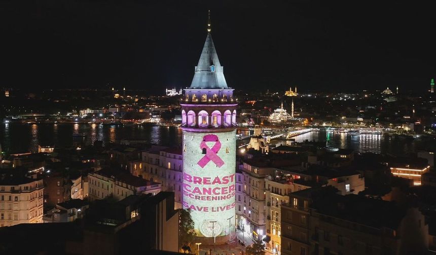 Galata Kulesi pembe ışıklarla aydınlatıldı