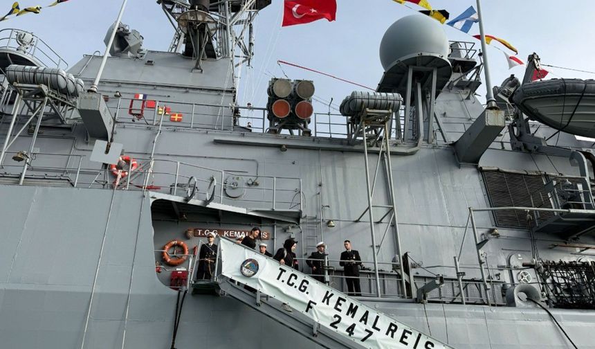 Dolmabahçe açıklarında demirleyen TCG Kemalreis’e yoğun ilgi