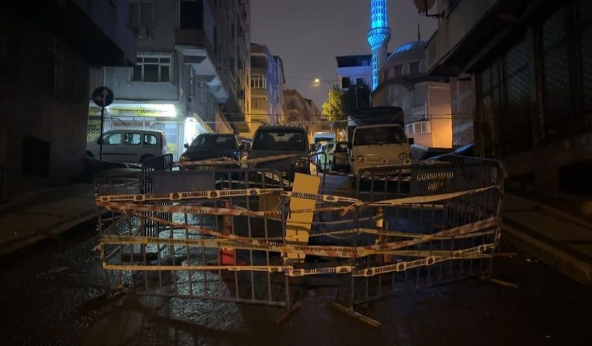 Gaziosmanpaşa’da sağanak sonrası yolda çökme meydana geldi